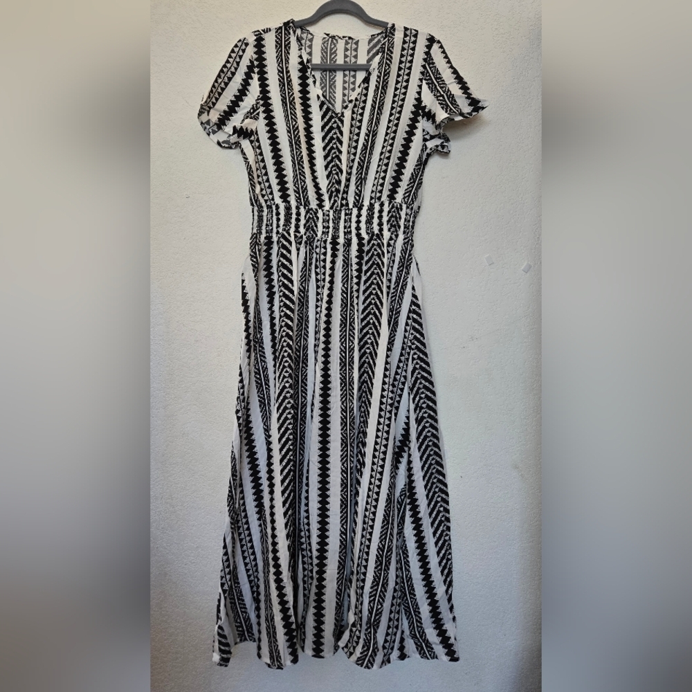 Black and White Patterned Maxi Dress. Size L - Picture 2 of 11